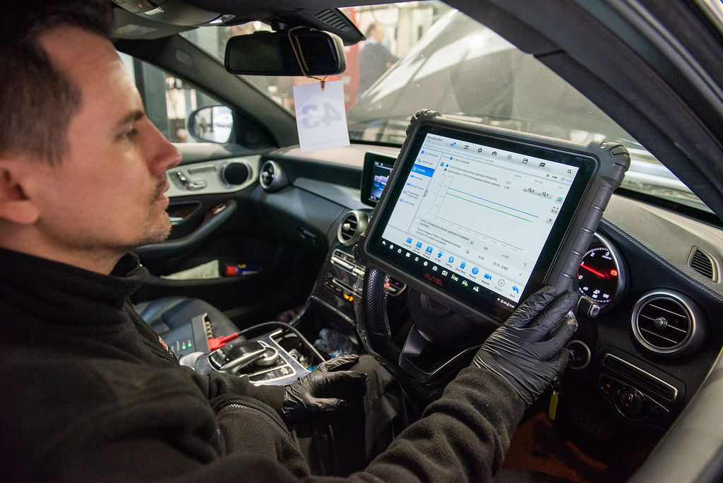 Diagnostic scan tool reading vehicle ECU live data